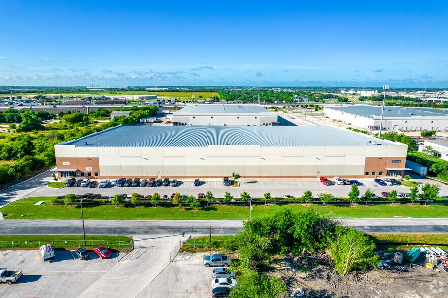 More Photos Of 5410 Dietrich Rd, San Antonio Distribution For Lease