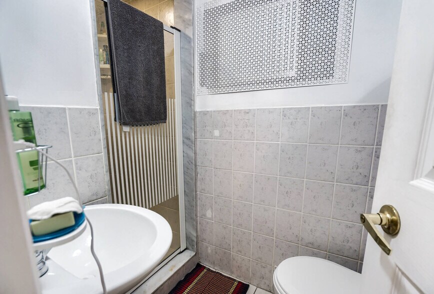 More Photos Of 4 Oriole Gdns, Toronto Apartments For Sale