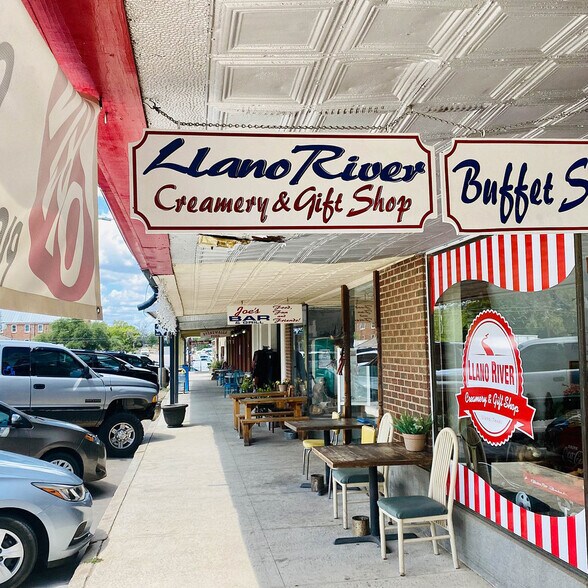More Photos Of 107 W Main St, Llano Bar For Sale