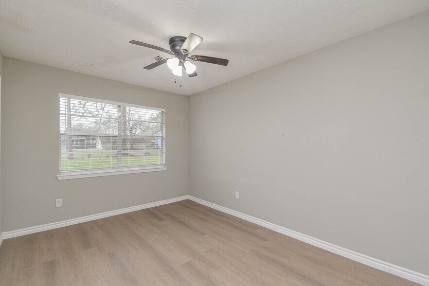 More Photos Of 2834 Pansy St, Pasadena Medical For Sale