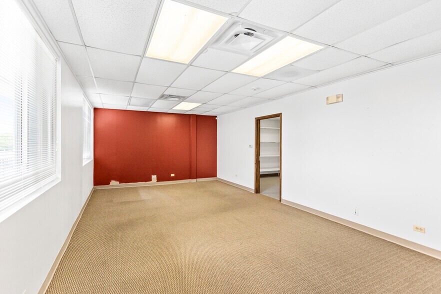 More Photos Of 2202-2230 W Algonquin Rd, Rolling Meadows General Retail For Sale