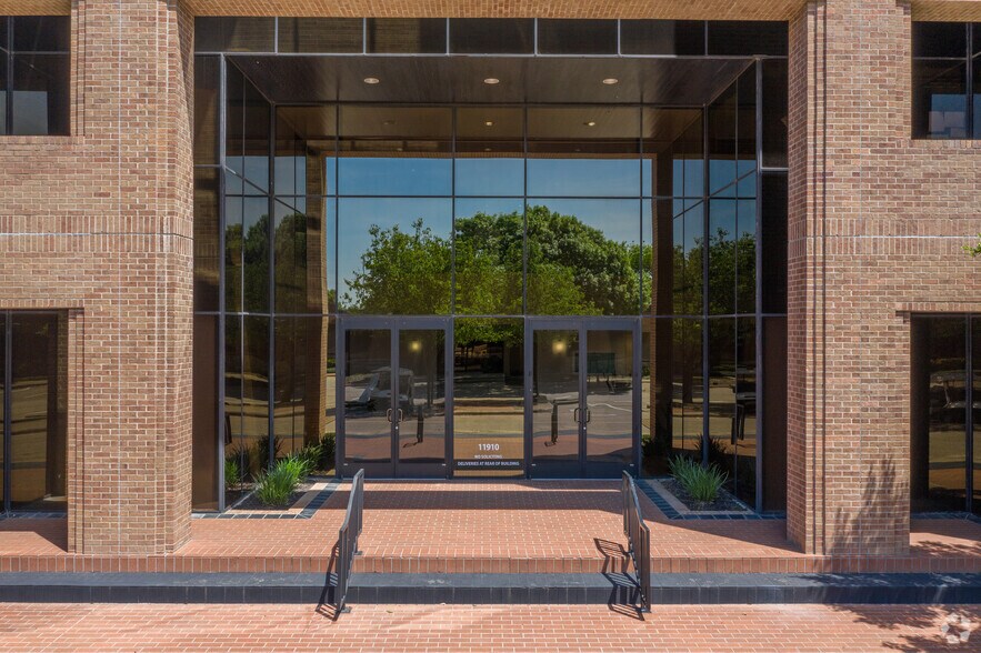 More Photos Of 11910 Greenville Ave, Dallas Office For Lease