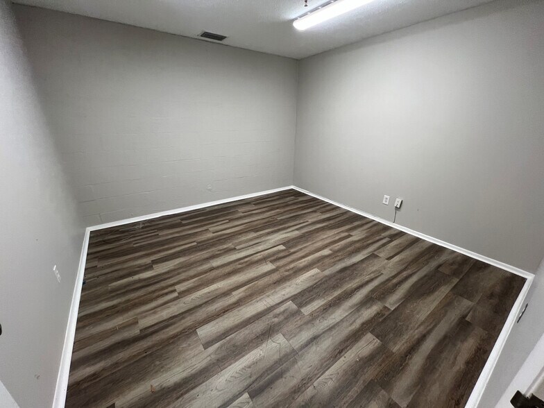 More Photos Of 11000 Metro Pky, Fort Myers Warehouse For Lease