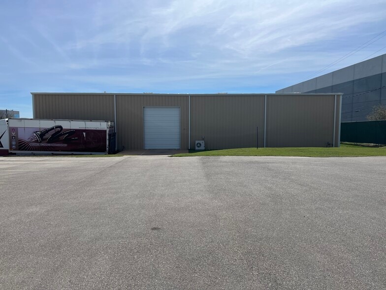 More Photos Of 9201 Brown Ln, Austin Warehouse For Sale