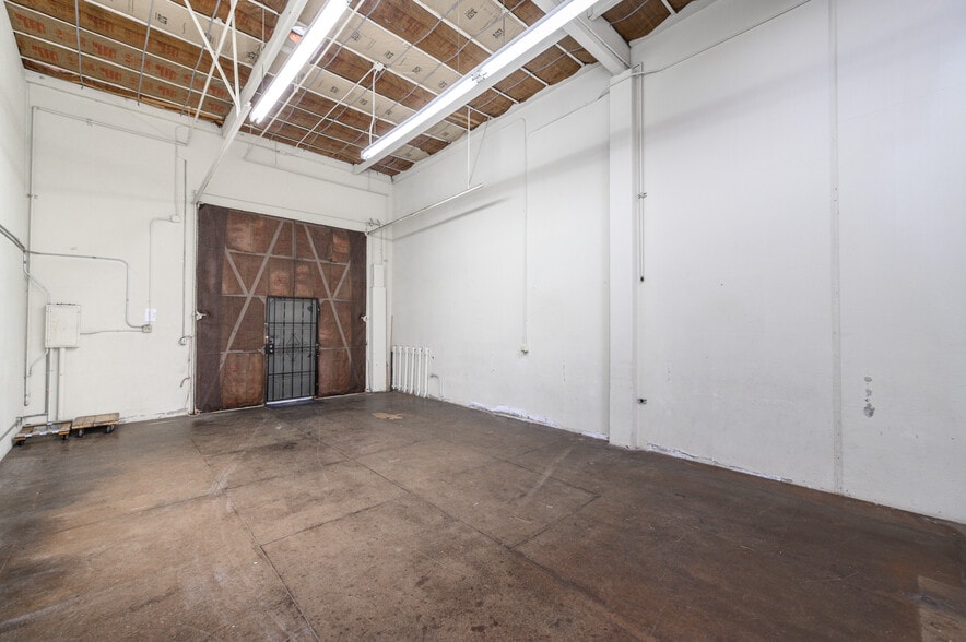 More Photos Of 711 W 17th St, Costa Mesa Light Manufacturing For Sale