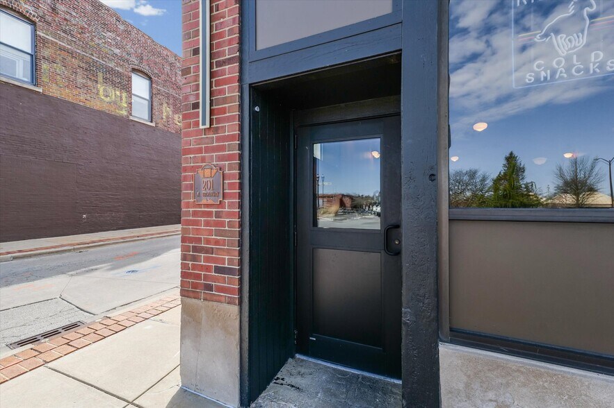 More Photos Of 201 N Broadway Ave, Urbana Restaurant For Sale