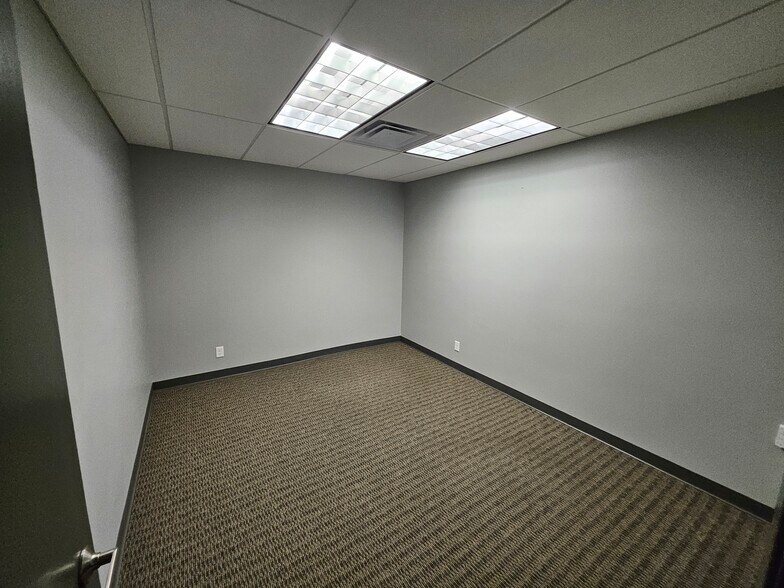 More Photos Of 307 W Rhapsody Dr, San Antonio Light Manufacturing For Sale