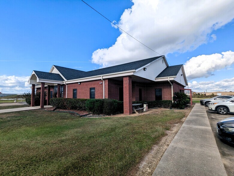 More Photos Of 8109 Smith Rd, Beaumont Office For Sale