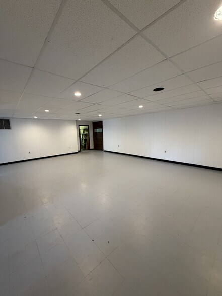 More Photos Of 156 Main St, Warsaw Freestanding For Lease