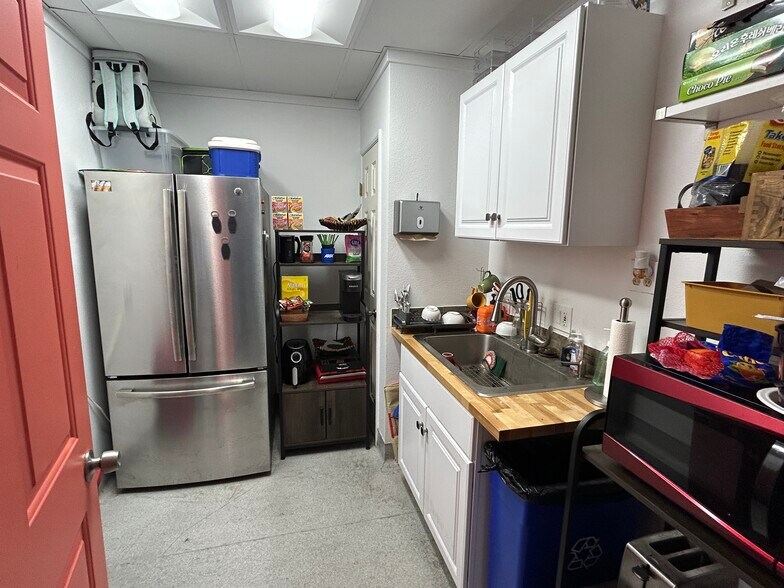 More Photos Of 16142 Wyandotte St, Van Nuys Warehouse For Lease