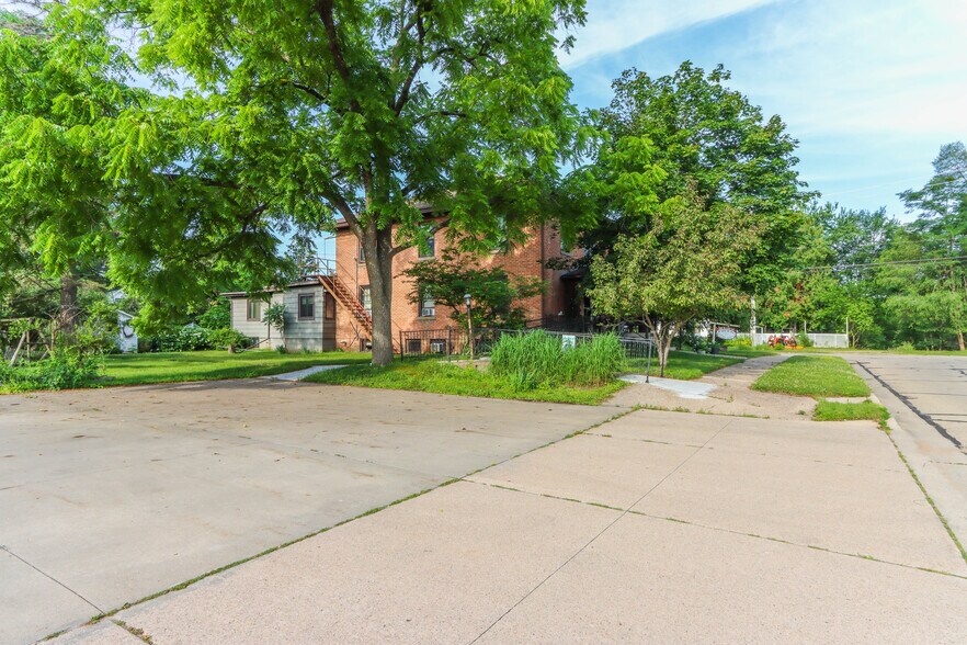 More Photos Of 109 W Lake St, Waupaca Healthcare For Sale