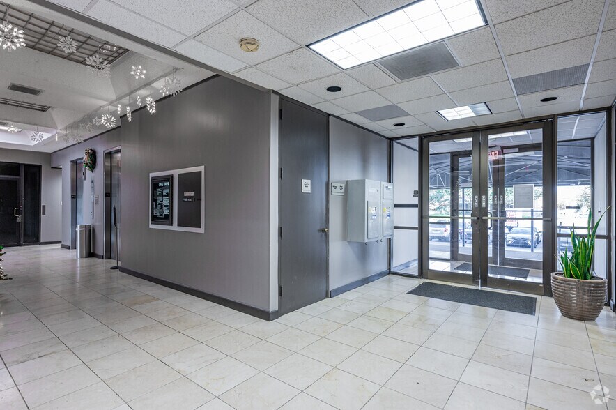 More Photos Of 1140 Empire Central Dr, Dallas Office For Lease