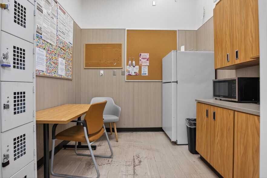 More Photos Of 5627-5699 Chestnut St, Philadelphia Drugstore For Lease