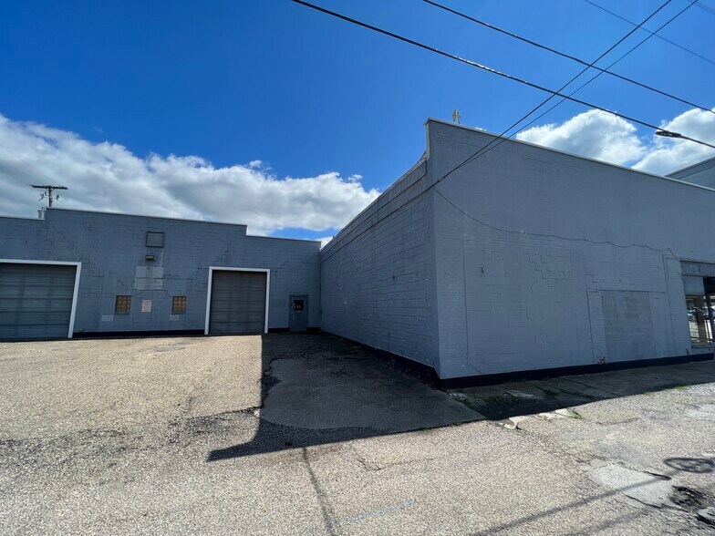 More Photos Of 145 1st Dr NE, New Philadelphia Flex For Lease