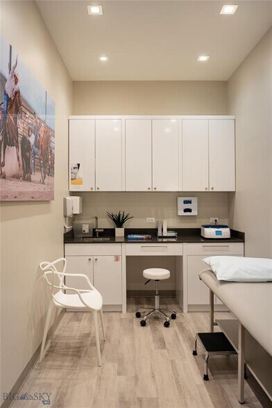 More Photos Of 32 Market Pl, Big Sky Medical For Sale