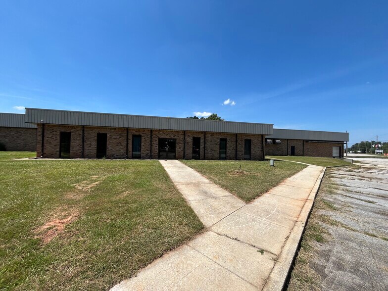 More Photos Of 9479 S Main St, Jonesboro Manufacturing For Lease