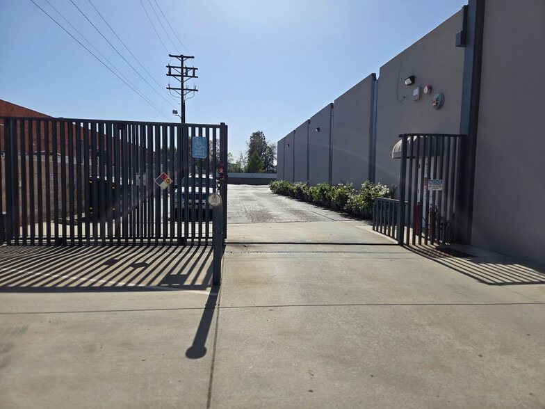 More Photos Of 16750 Schoenborn St, North Hills Flex For Sale