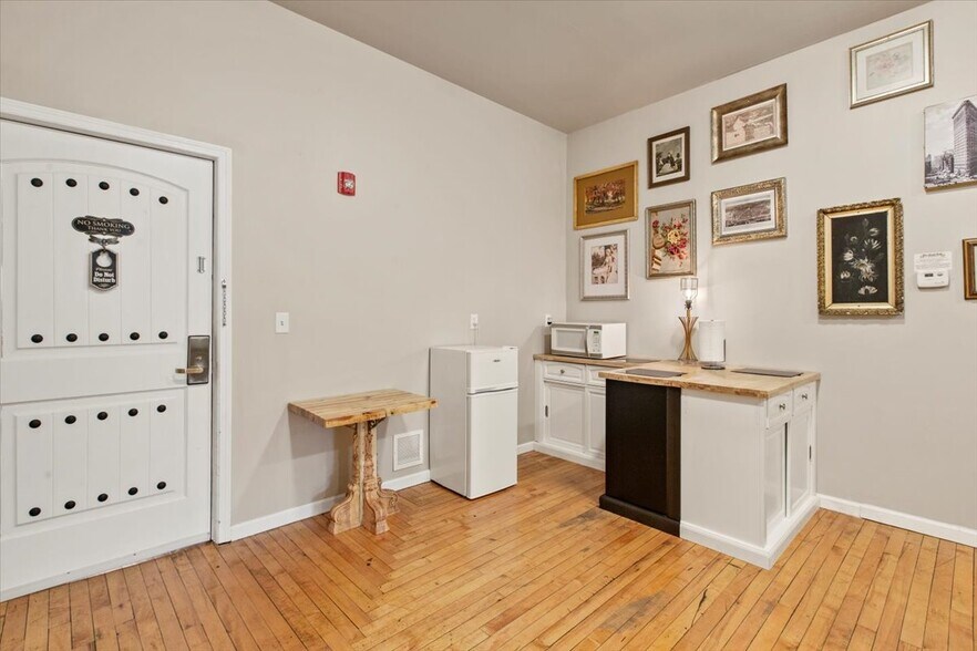 More Photos Of 49 Florida Ave, Amsterdam Hospitality For Sale