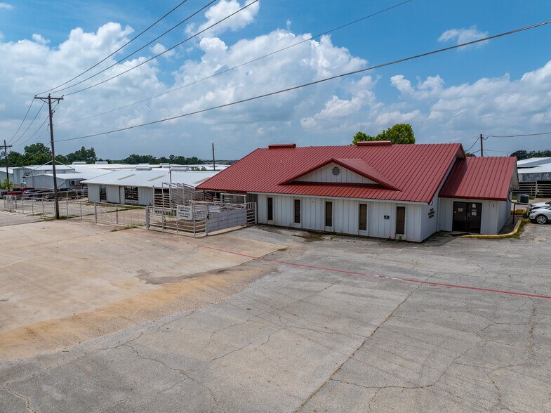 More Photos Of 600 W US Highway 290, Elgin Veterinarian Kennel For Sale