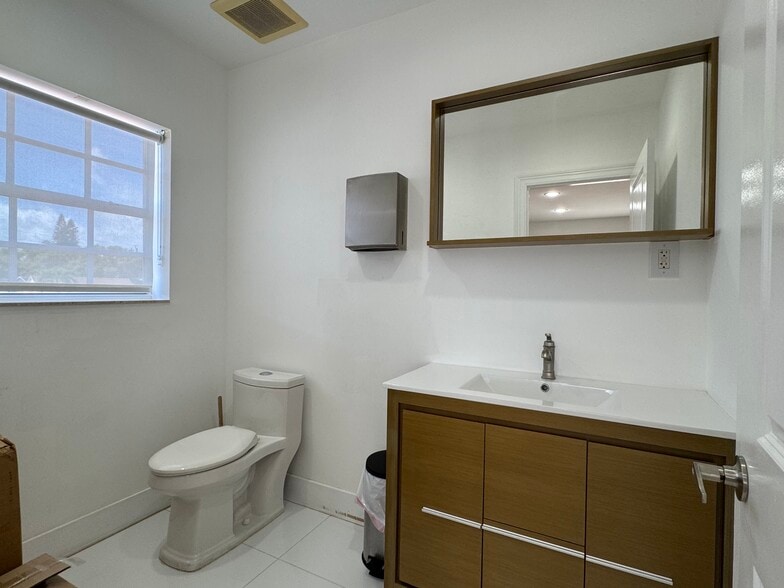 More Photos Of 1040 S Federal Hwy, Hollywood Office For Sale