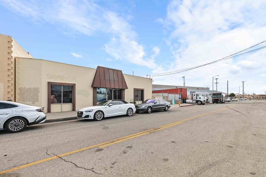 More Photos Of 12712 Saticoy St, North Hollywood Light Distribution For Lease