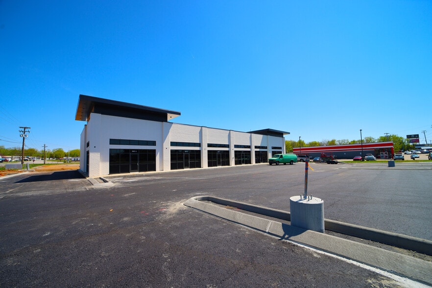More Photos Of 106 Collier Rd, Clarksville Storefront Retail Office For Lease