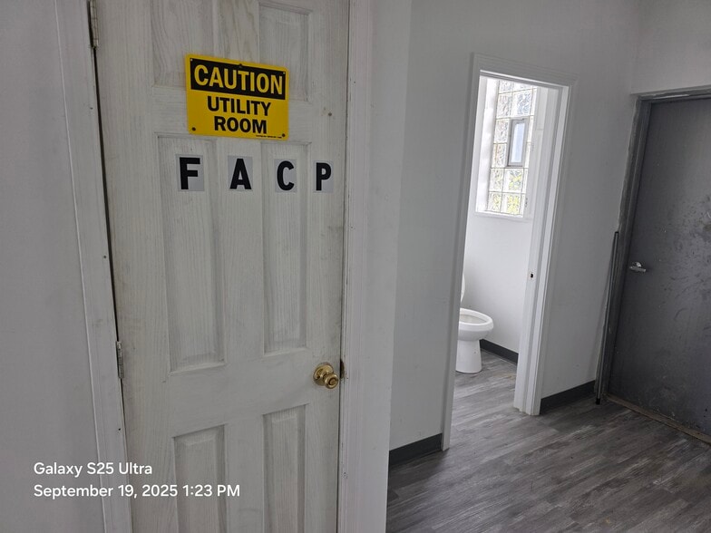 More Photos Of 1406 W Roosevelt Rd, Broadview Office For Sale