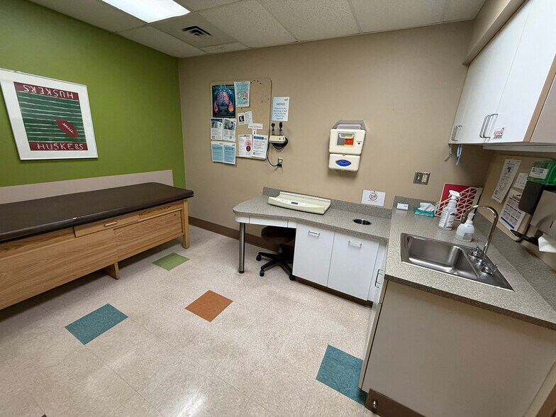 More Photos Of 16909 Q St, Omaha Medical For Lease