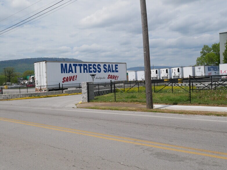 More Photos Of 105 Maple St, Rossville Light Distribution For Lease