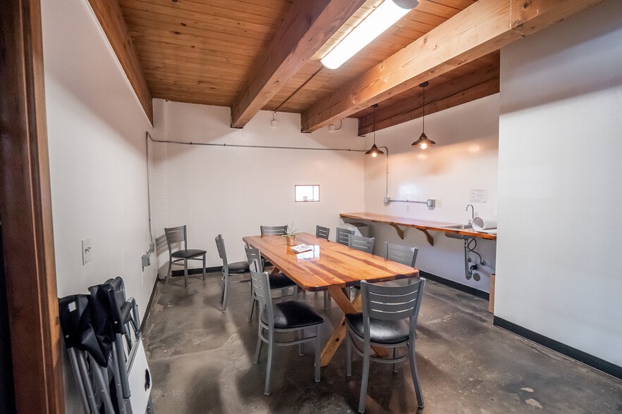 More Photos Of 926 E Main St, Cottage Grove Restaurant For Sale