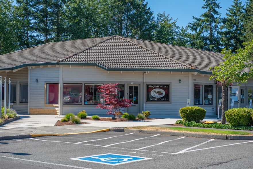 More Photos Of 1420 NW Gilman Blvd, Issaquah General Retail For Lease
