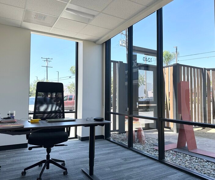 More Photos Of 1241-1245 San Fernando Rd, San Fernando Storefront Retail Office For Lease