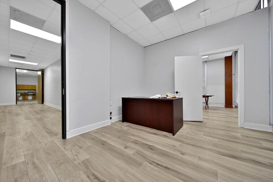 More Photos Of 6430 Hillcroft Ave, Houston Office For Sale