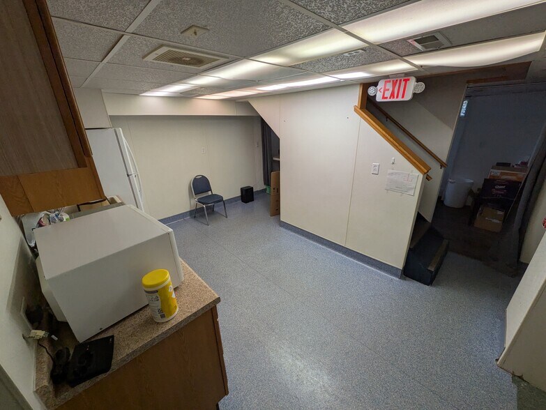 More Photos Of 2527 W Dublin Granville Rd, Columbus Veterinarian Kennel For Sale