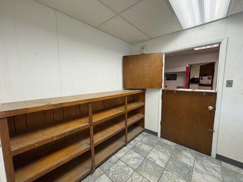 More Photos Of 17 Main St, Savannah Distribution For Lease