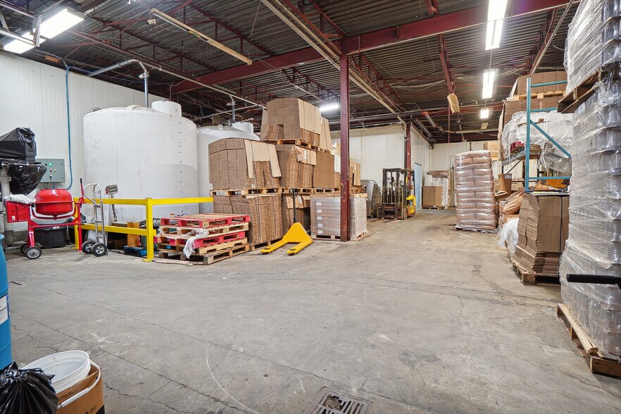 More Photos Of 9820 Boul Ray-Lawson, Montréal Warehouse For Sale