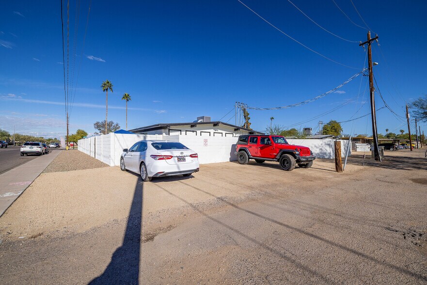 More Photos Of 6043-6049 W Laurie Ln, Glendale Apartments For Sale