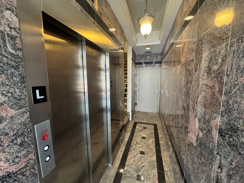 More Photos Of 27 Smith St, Brooklyn Office For Lease