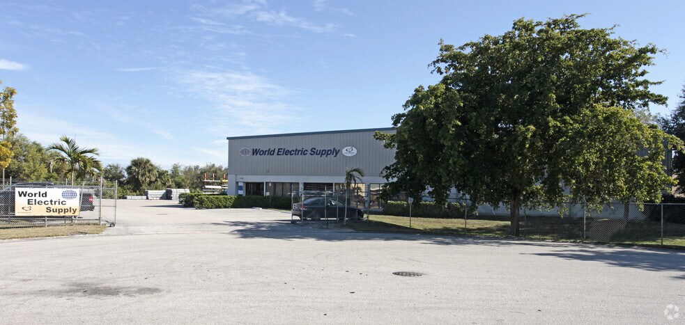More Photos Of 6780 White Dr, Riviera Beach Warehouse For Lease