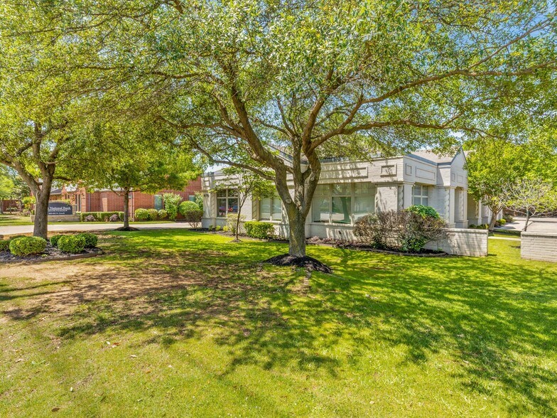 More Photos Of 410-430 N Carroll Ave, Southlake Unknown For Lease