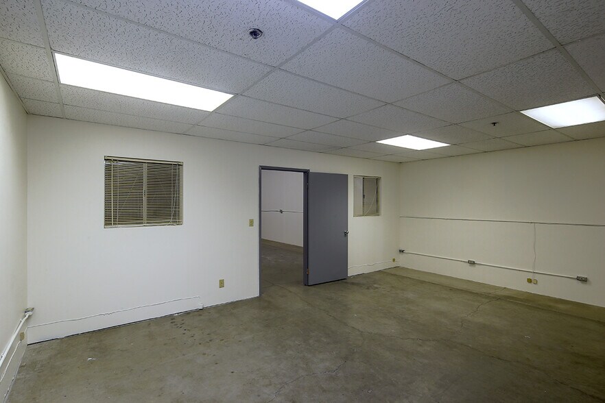 More Photos Of 150-176 W Pomona Ave, Monrovia Warehouse For Sale