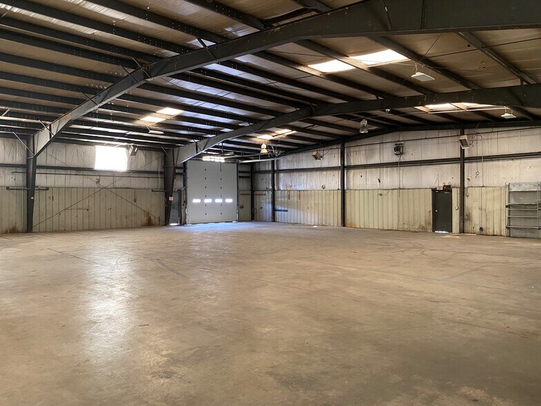 More Photos Of 665 Dawson Dr, Newark Showroom For Lease