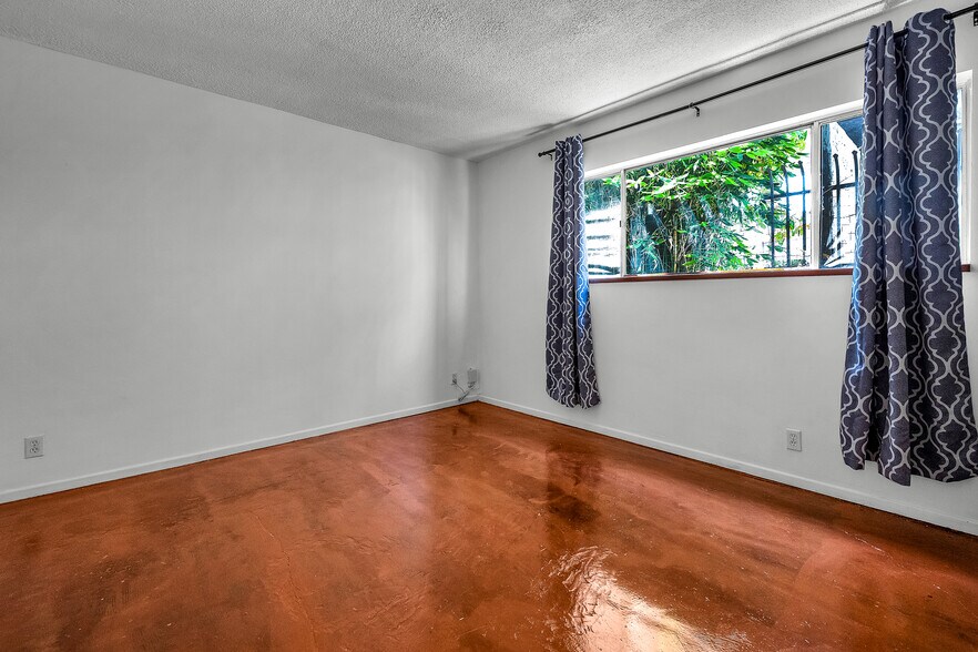 More Photos Of 614 6th Ave, Venice Apartments For Sale