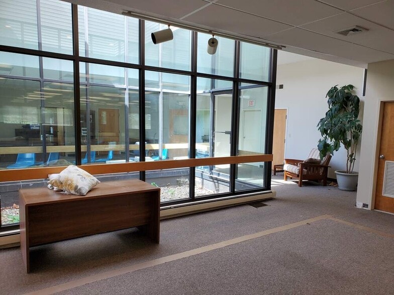 More Photos Of 8 Old Indian Trl, Middlefield Office For Lease