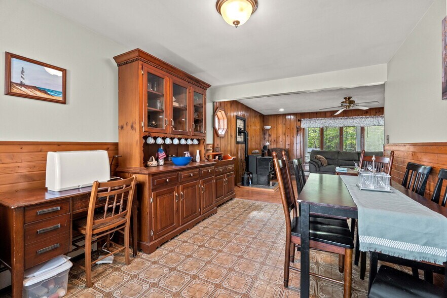 More Photos Of 25 Beacon St, Amesbury Showroom For Sale