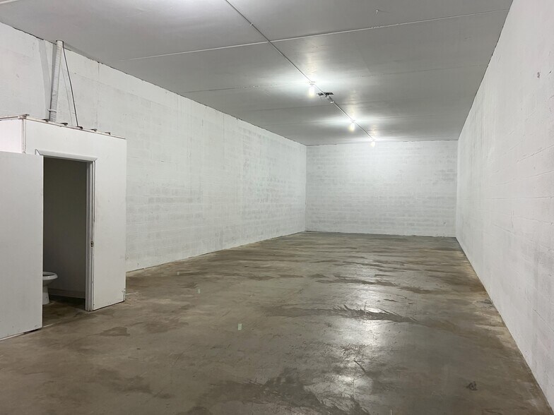 More Photos Of 6854 NW 75th St, Medley Warehouse For Lease