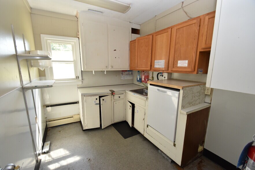 More Photos Of 194 House St, Glastonbury Daycare Center For Sale