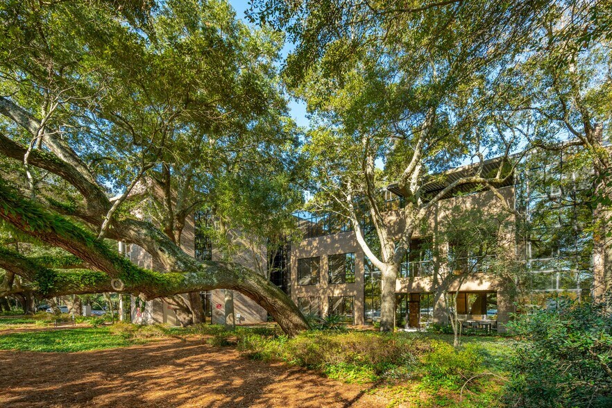 More Photos Of 710 Johnnie Dodds Blvd, Mount Pleasant Medical For Lease