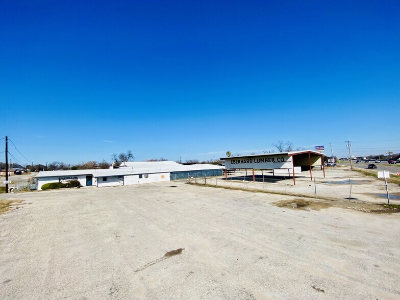 More Photos Of 1445 McQueeney Rd, New Braunfels General Retail For Lease