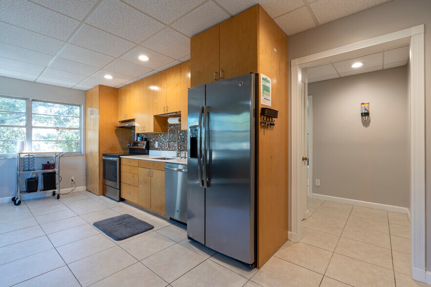 More Photos Of 218 S F St, Lake Worth Beach Warehouse For Sale